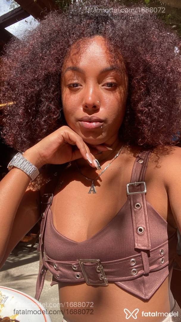 Acompanhante mulher com cabelo castanho de olhos pretos - Ebony