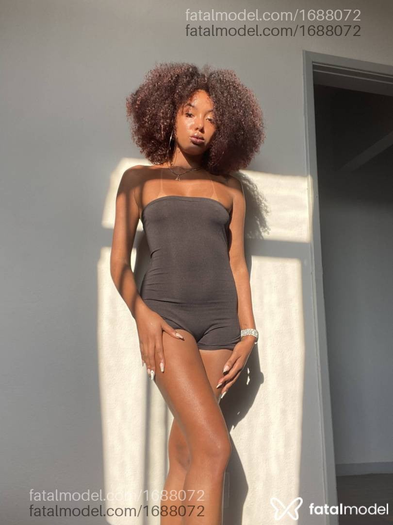 Acompanhante mulher com cabelo castanho de olhos pretos - Ebony