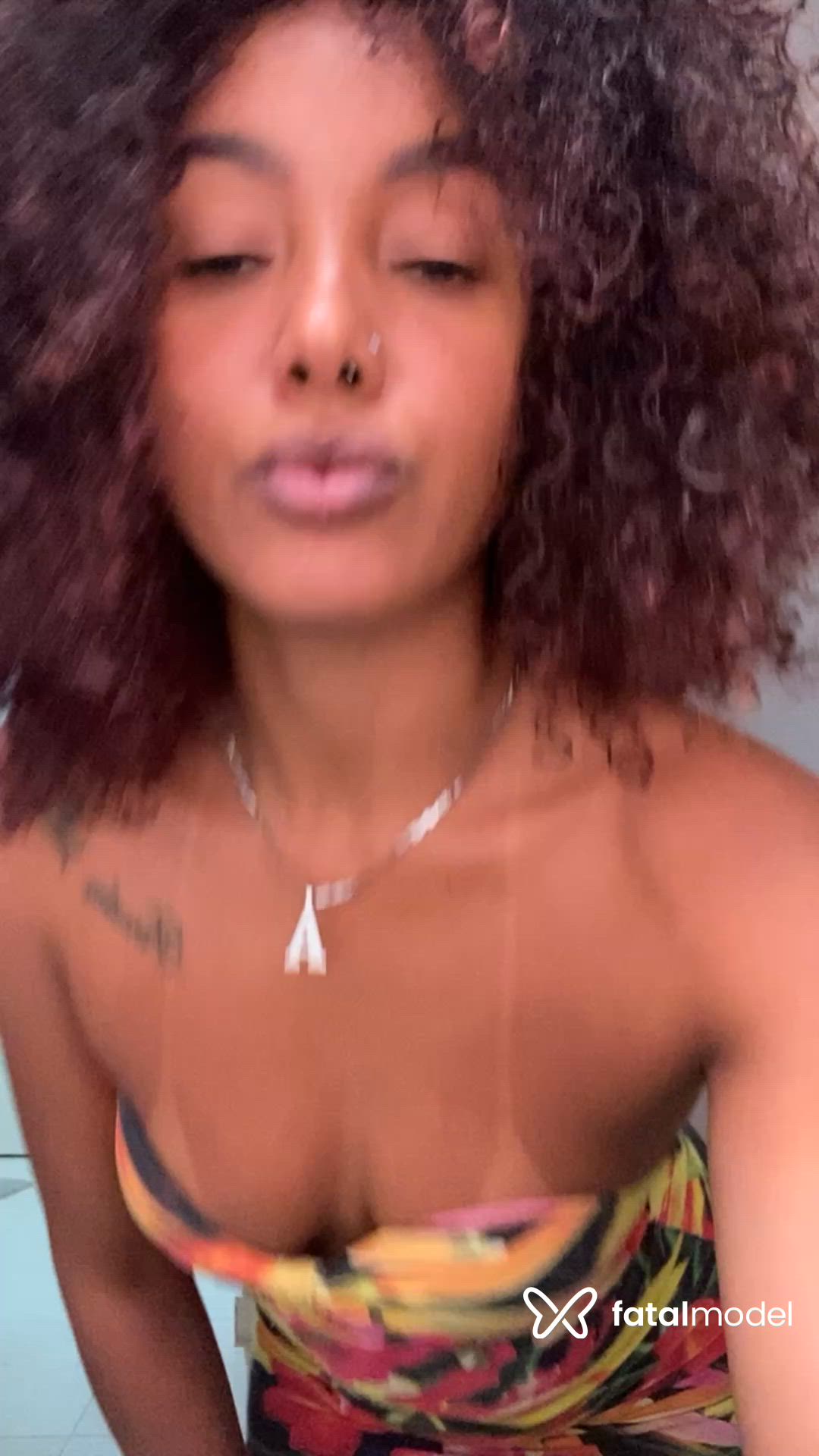 Acompanhante mulher com cabelo castanho de olhos pretos - Ebony
