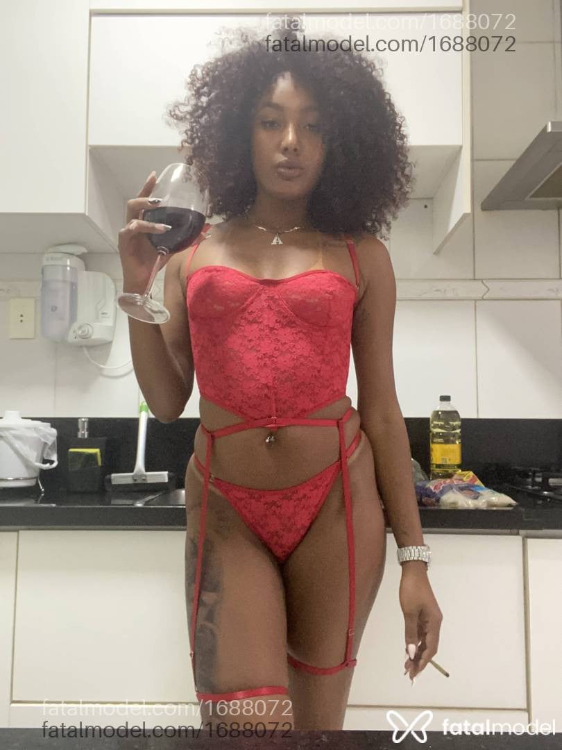 Acompanhante mulher com cabelo castanho de olhos pretos em Juiz de Fora - Ebony