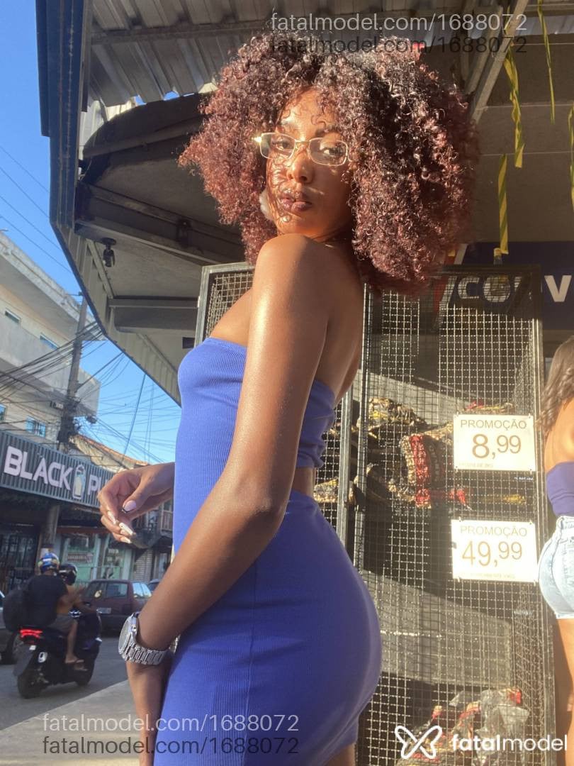 Acompanhante mulher com cabelo castanho de olhos pretos - Ebony