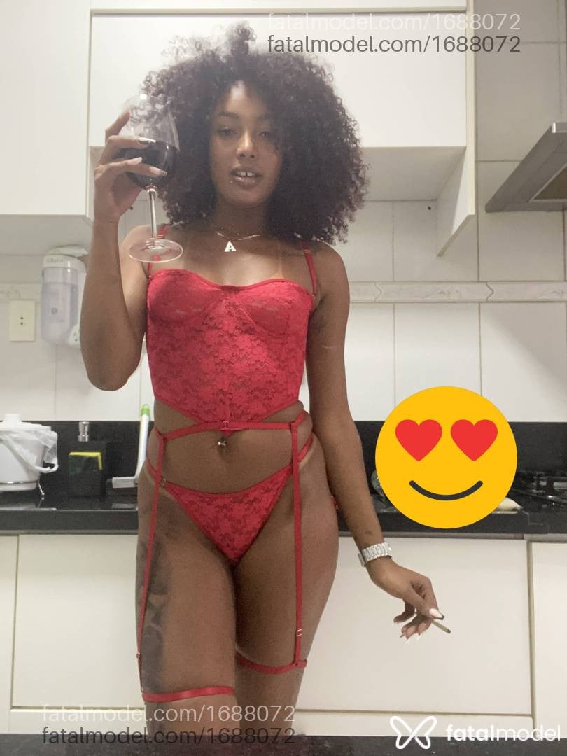 Acompanhante mulher com cabelo castanho de olhos pretos em Juiz de Fora - Ebony