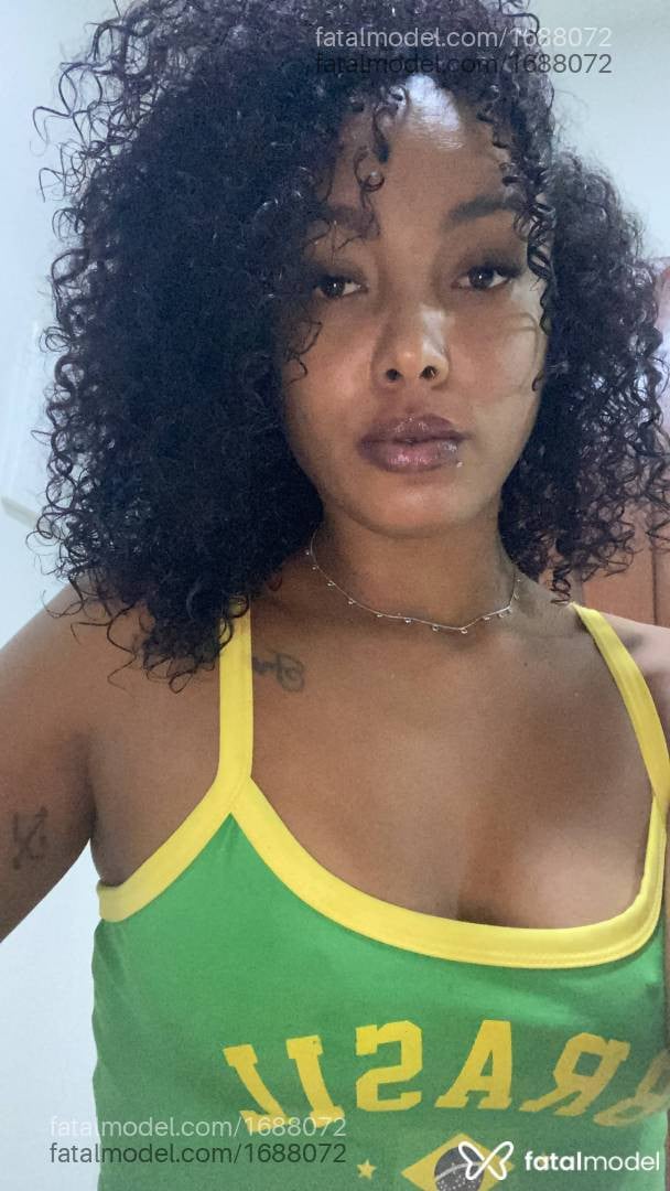 Acompanhante mulher com cabelo castanho de olhos pretos em Teófilo Otoni - Ebony
