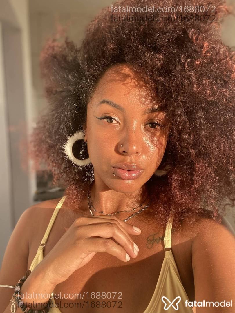 Acompanhante mulher com cabelo castanho de olhos pretos - Ebony
