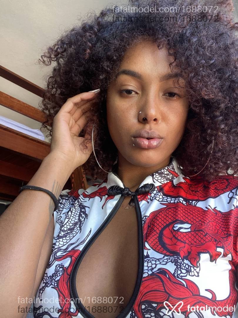 Acompanhante mulher com cabelo castanho de olhos pretos - Ebony