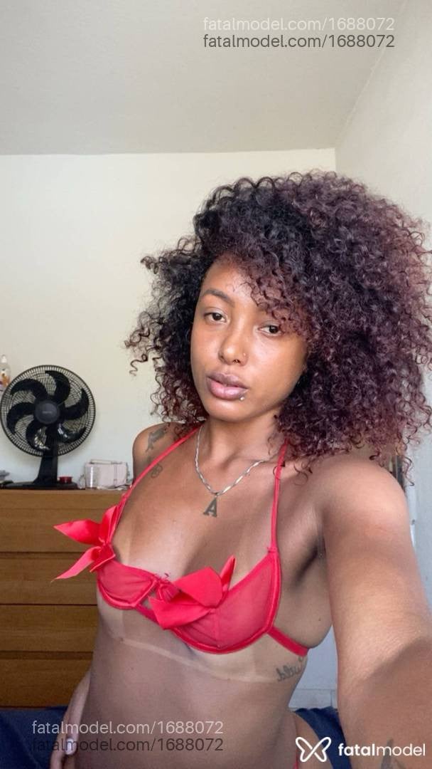Acompanhante mulher com cabelo castanho de olhos pretos - Ebony