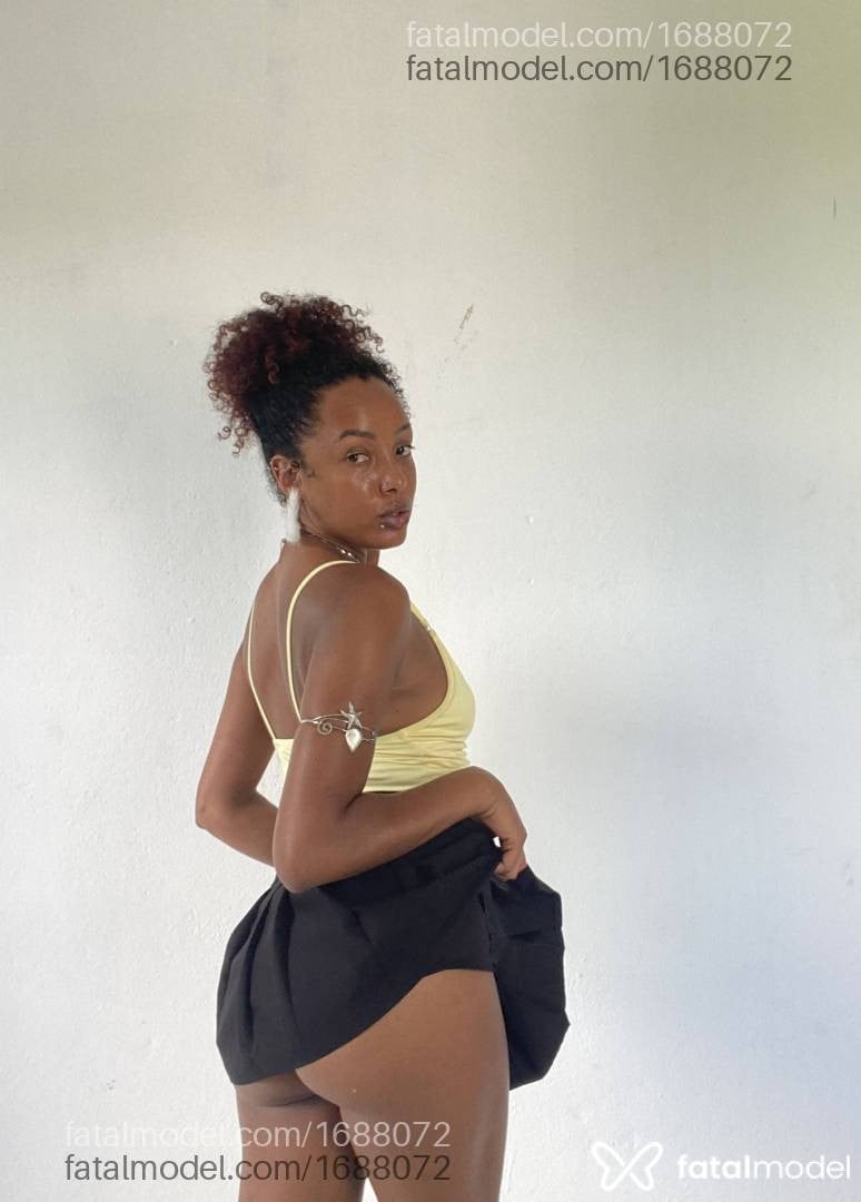Acompanhante mulher com cabelo castanho de olhos pretos - Ebony