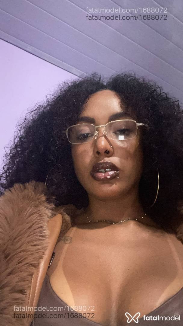 Acompanhante mulher com cabelo castanho de olhos pretos - Ebony