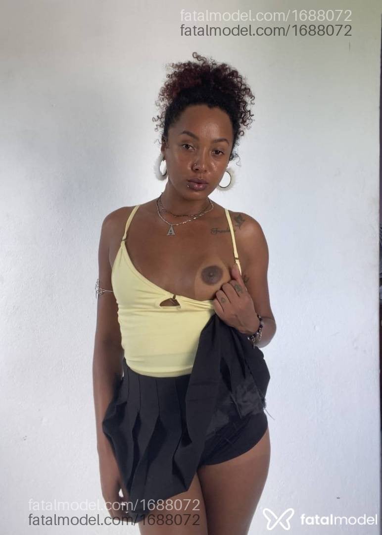 Acompanhante mulher com cabelo castanho de olhos pretos - Ebony