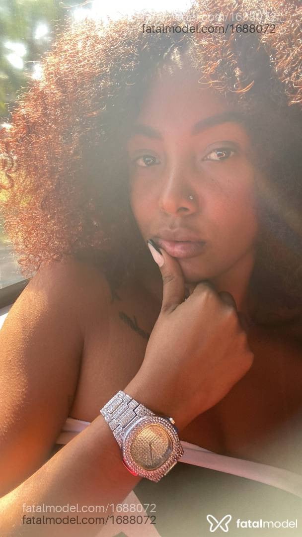 Acompanhante mulher com cabelo castanho de olhos pretos - Ebony