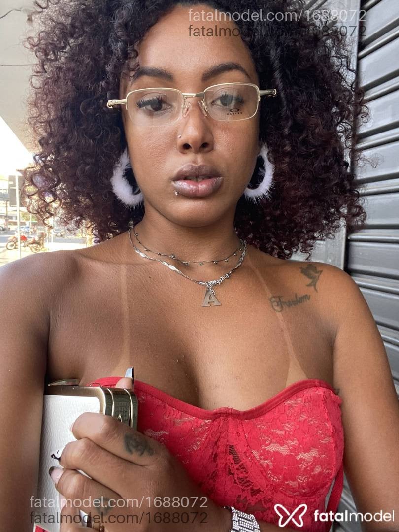 Acompanhante mulher com cabelo castanho de olhos pretos em Volta Redonda - Ebony