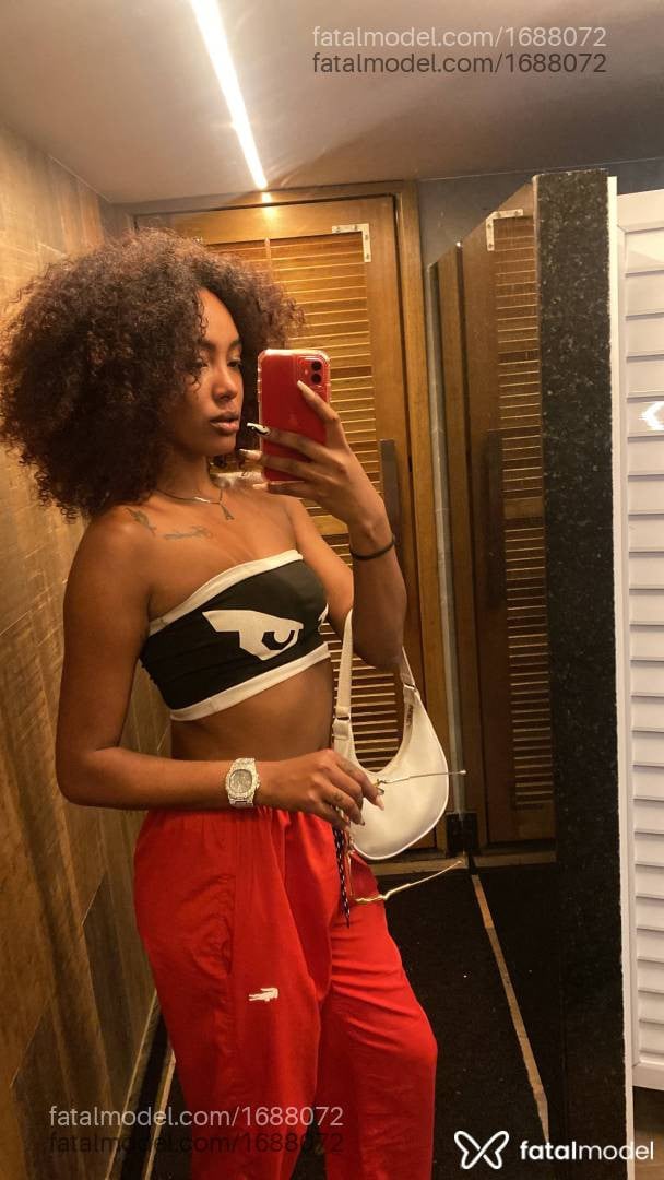 Acompanhante mulher com cabelo castanho de olhos pretos - Ebony