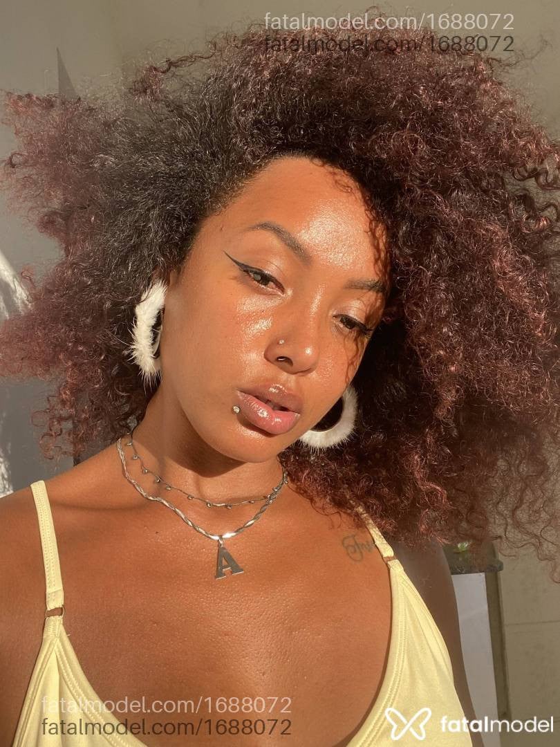 Acompanhante mulher com cabelo castanho de olhos pretos - Ebony