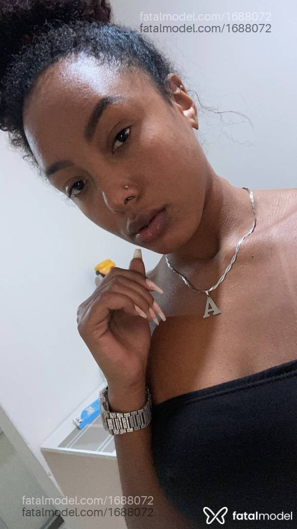 Acompanhante mulher com cabelo castanho de olhos pretos - Ebony
