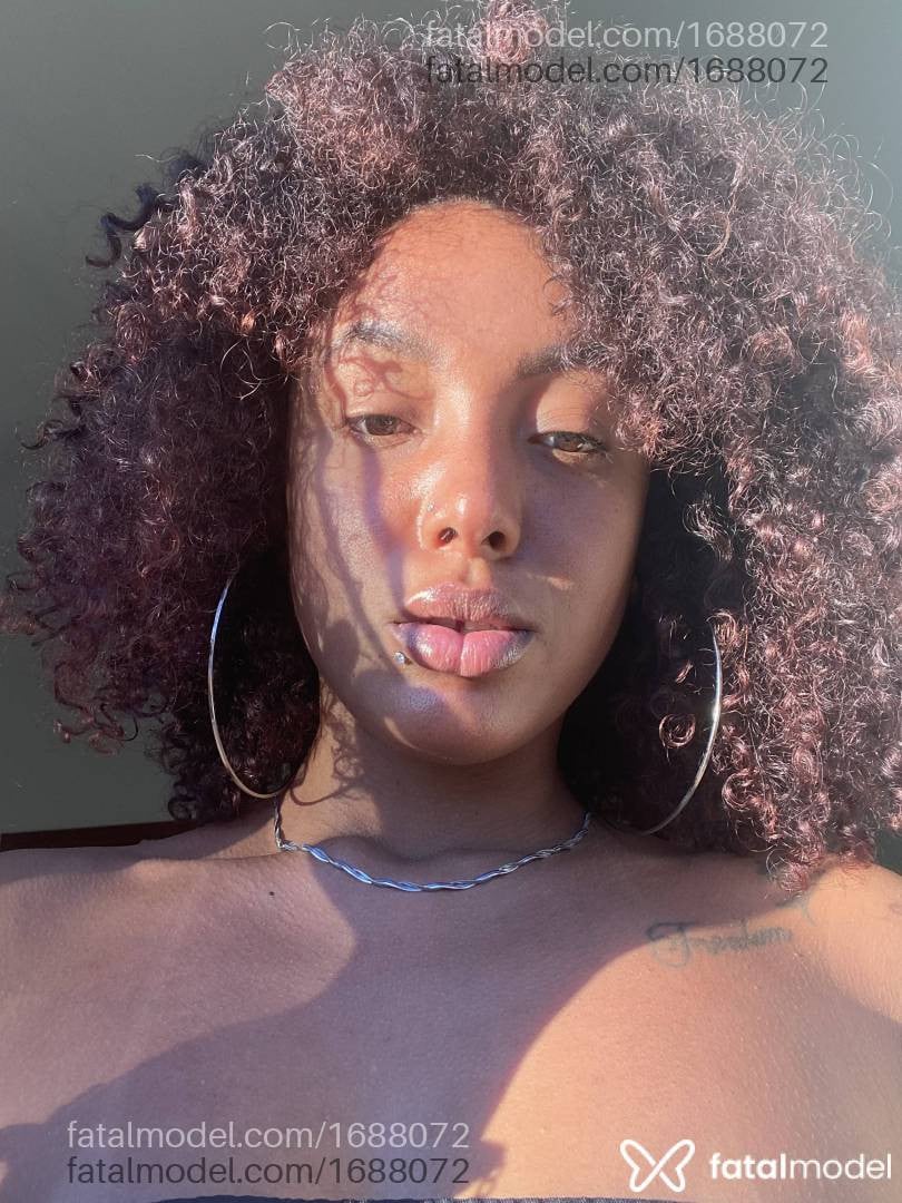 Acompanhante mulher com cabelo castanho de olhos pretos - Ebony