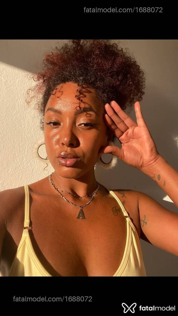 Acompanhante mulher com cabelo castanho de olhos pretos - Ebony
