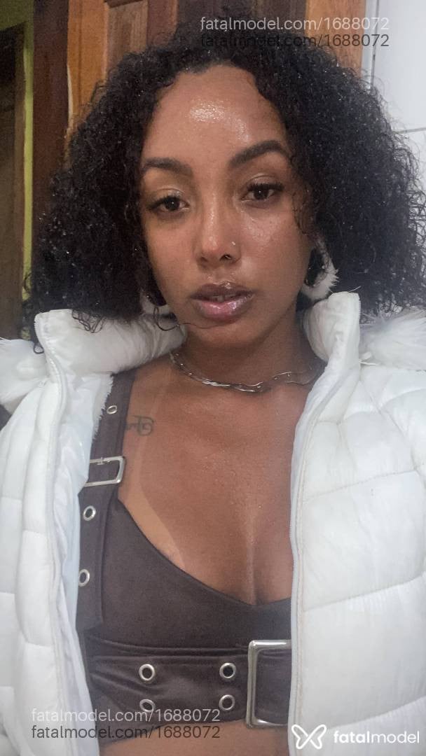 Acompanhante mulher com cabelo castanho de olhos pretos - Ebony