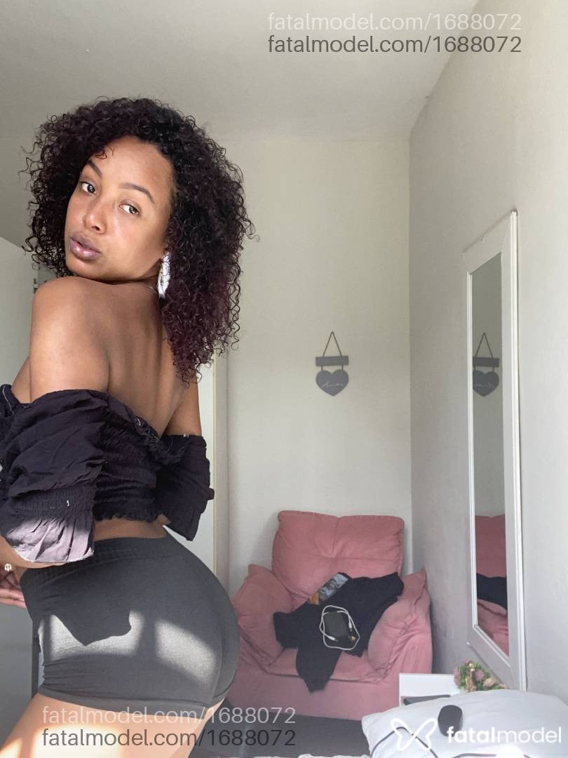 Acompanhante mulher com cabelo castanho de olhos pretos - Ebony