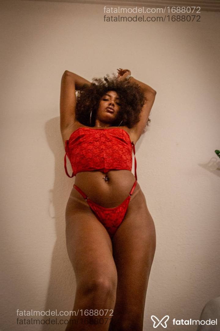 Acompanhante mulher com cabelo castanho de olhos pretos - Ebony