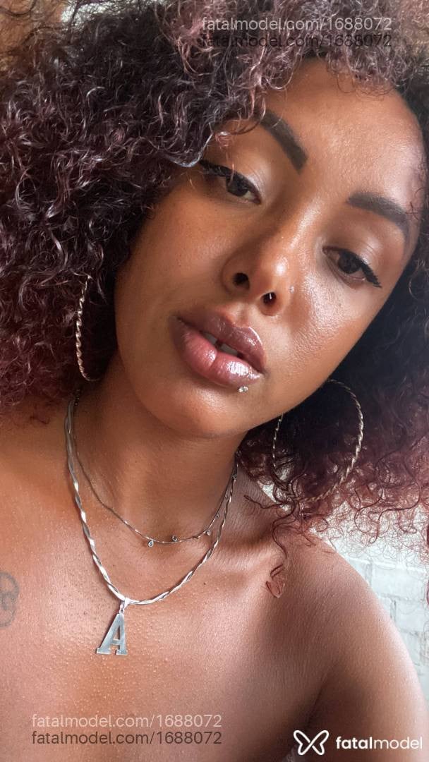 Acompanhante mulher com cabelo castanho de olhos pretos - Ebony