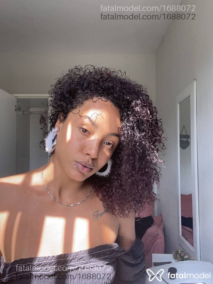 Acompanhante mulher com cabelo castanho de olhos pretos - Ebony