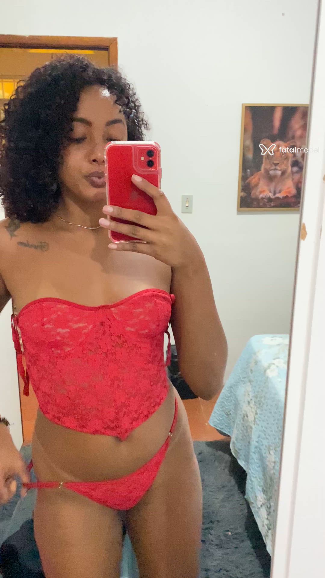 Acompanhante mulher com cabelo castanho de olhos pretos - Ebony