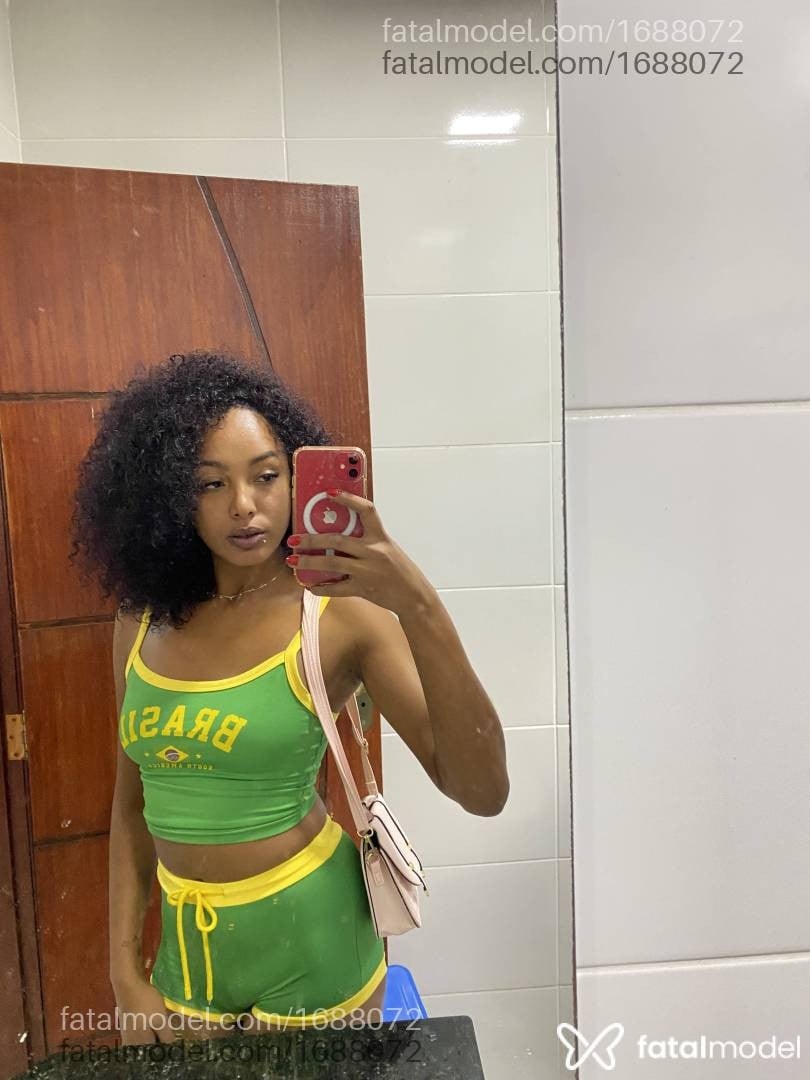 Acompanhante mulher com cabelo castanho de olhos pretos em Teófilo Otoni - Ebony