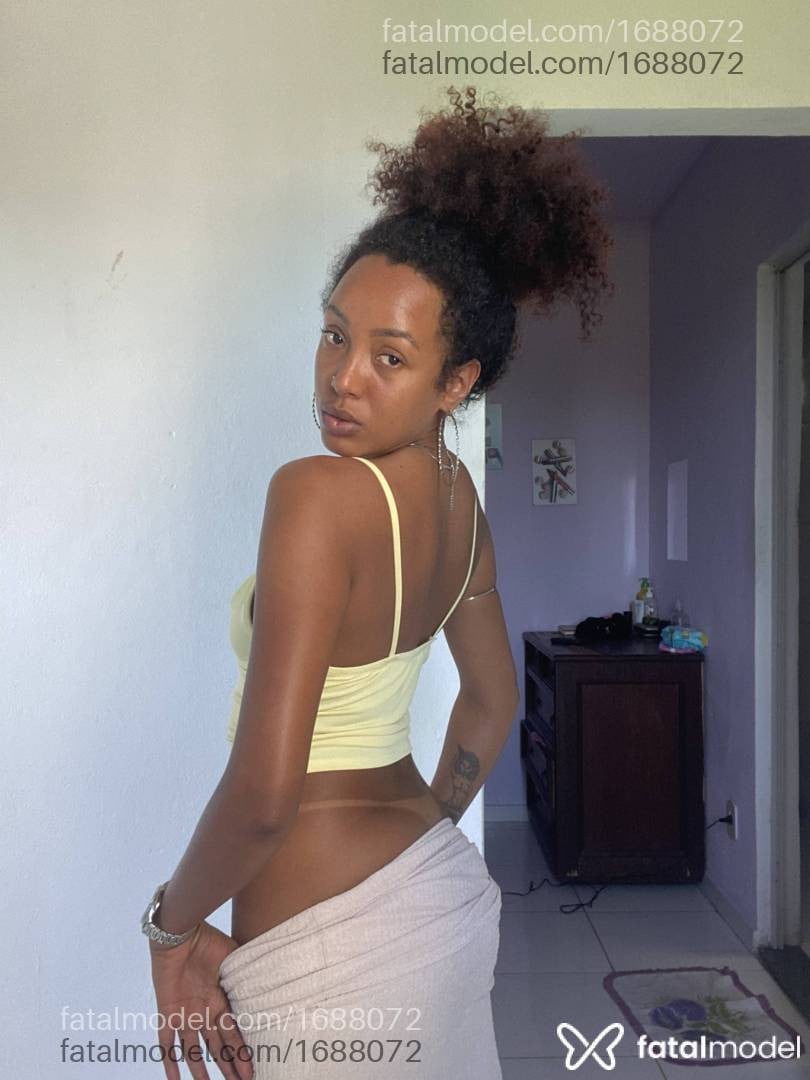 Acompanhante mulher com cabelo castanho de olhos pretos - Ebony
