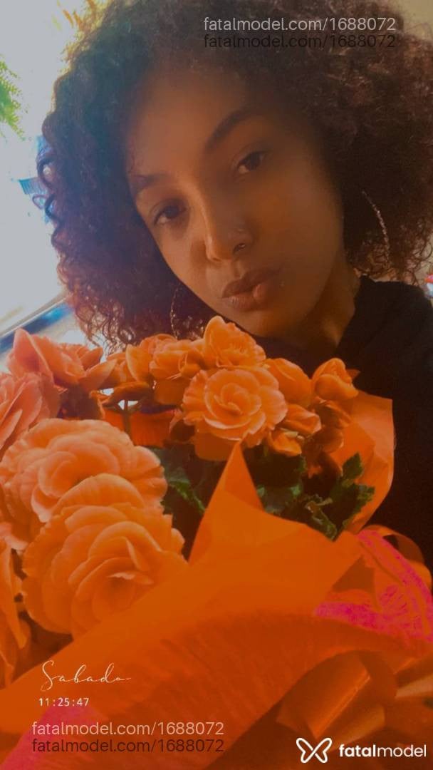 Acompanhante mulher com cabelo castanho de olhos pretos - Ebony