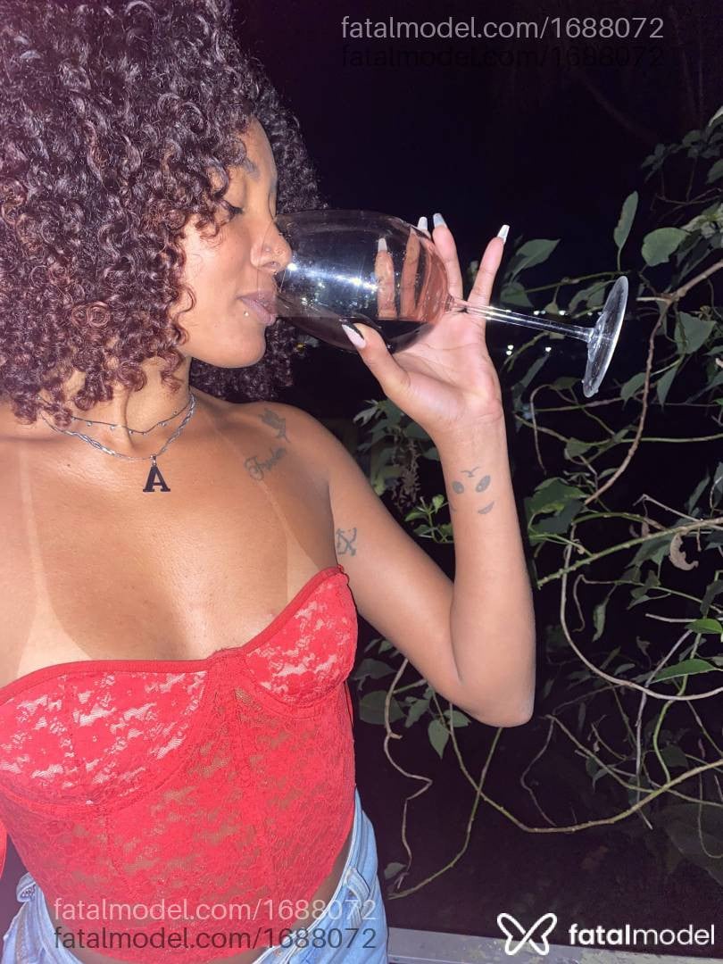 Acompanhante mulher com cabelo castanho de olhos pretos - Ebony