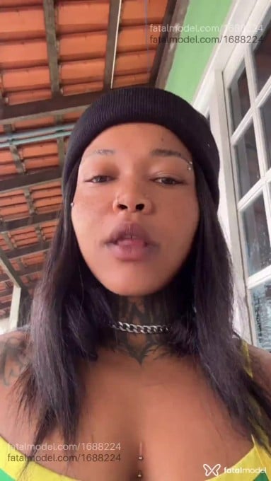 Acompanhante mulher com cabelo castanho de olhos castanhos em Joinville Acompanhante mulher com cabelo castanho de olhos castanhos em Joinville - Black Duquesa