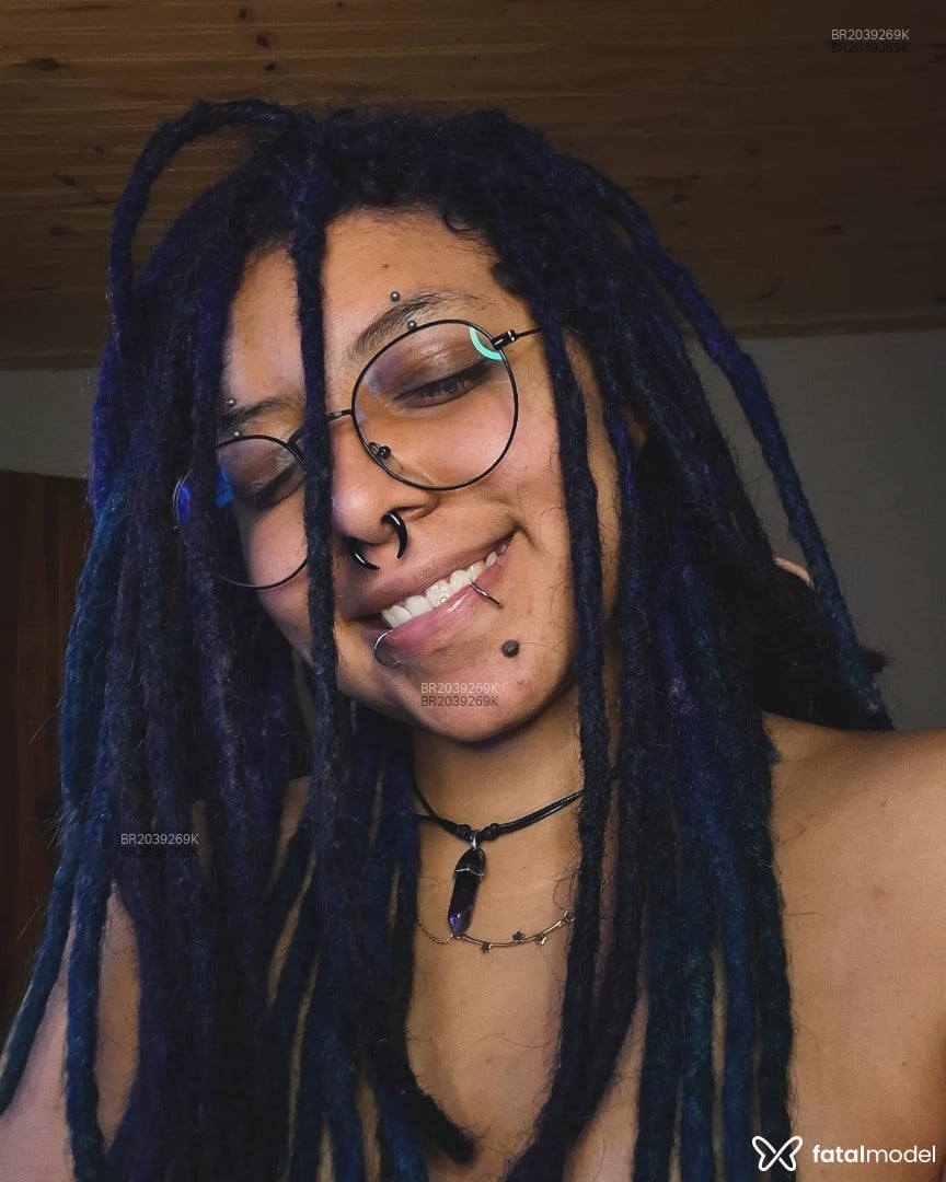 Acompanhante mulher com cabelo colorido de olhos castanhos em Virtual - Mosshead