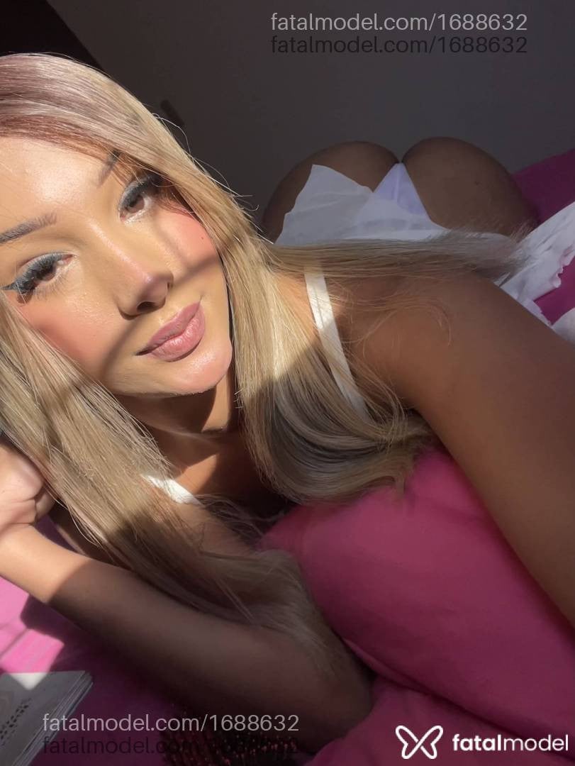 Acompanhante mulher trans loira (o) de olhos castanhos - Laíze