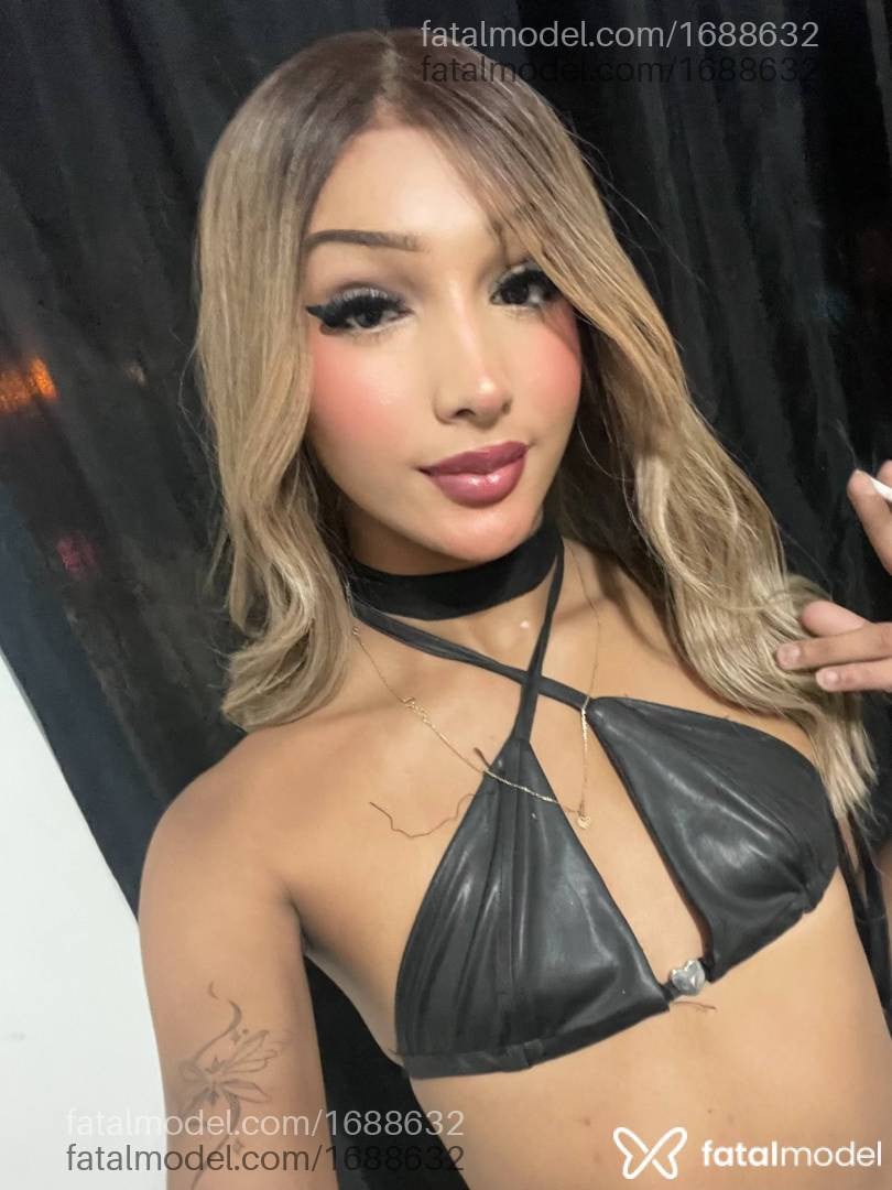 Acompanhante mulher trans loira (o) de olhos castanhos - Laíze