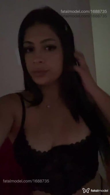Acompanhante mulher com cabelo castanho de olhos mel em Maringá - Geovanna Campos