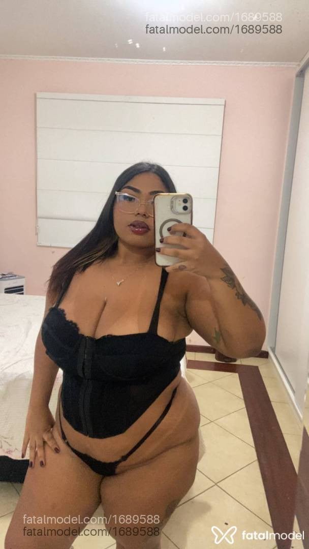 Acompanhante mulher morena (o) de olhos pretos - Jhully Menezes