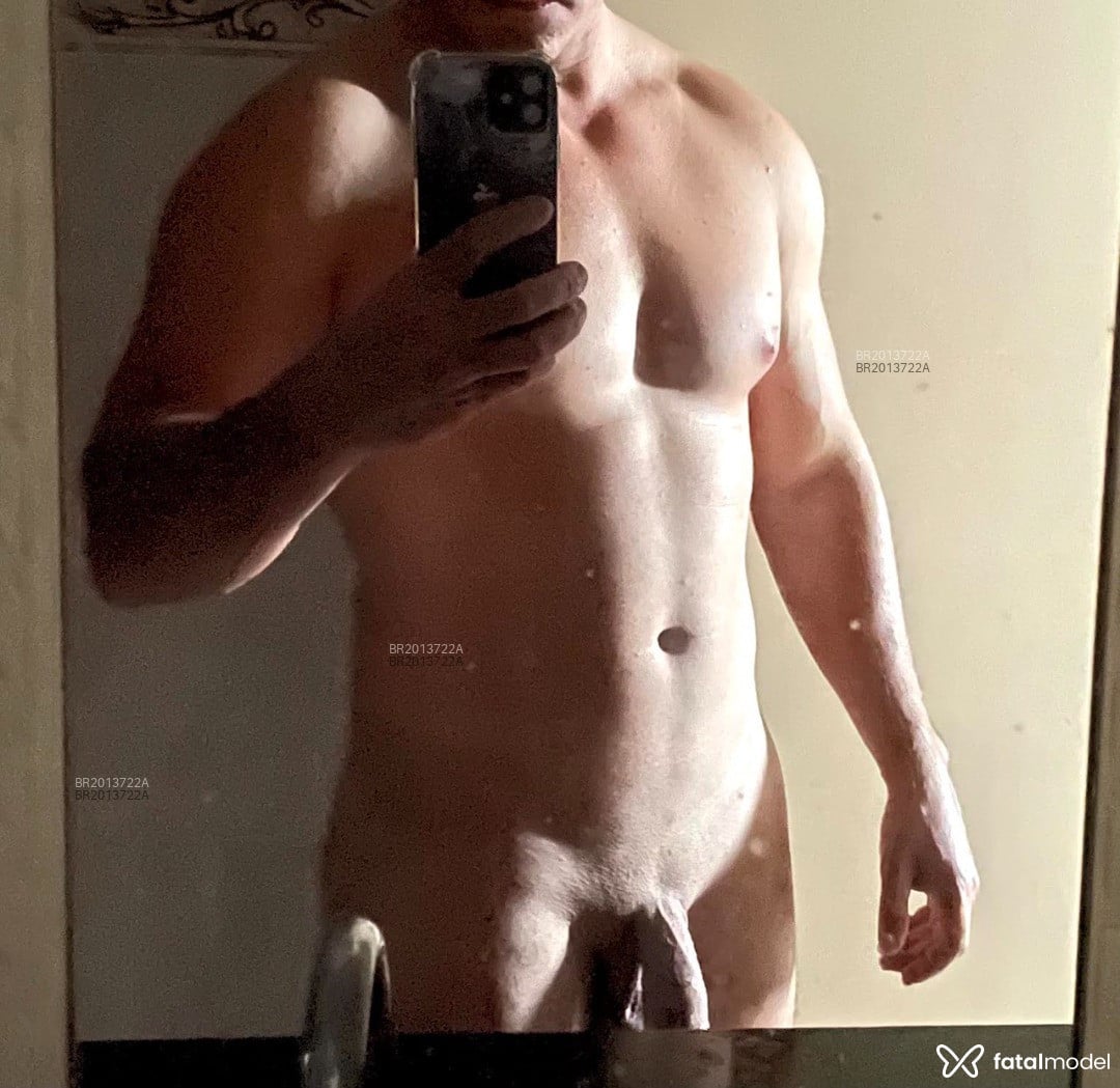 Acompanhante homem com cabelo castanho de olhos castanhos - Dom Hetero