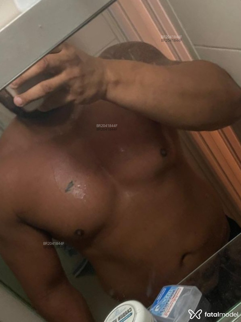Acompanhante homem com cabelo castanho de olhos castanhos - Junior Acompanhante homem com cabelo castanho de olhos castanhos - Junior