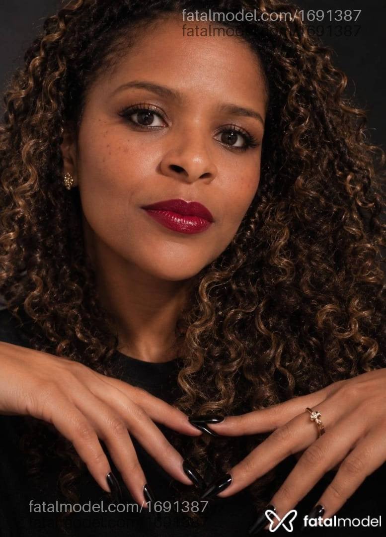 Acompanhante mulher com cabelo castanho de olhos mel - Laura