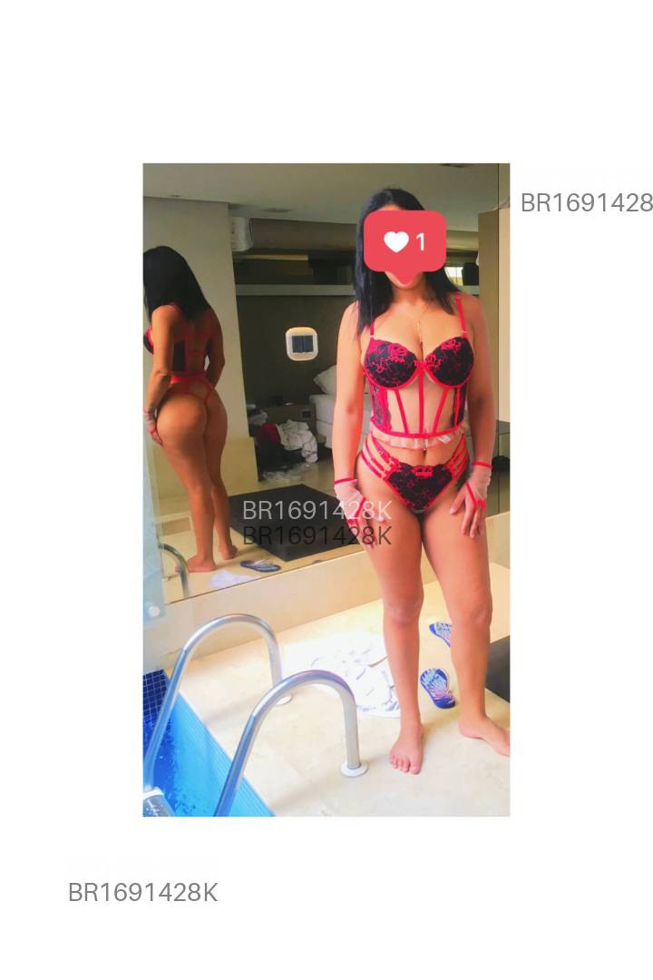 Acompanhante mulher morena (o) de olhos castanhos em Ubá Acompanhante mulher morena (o) de olhos castanhos em Ubá - Carol Ferraz