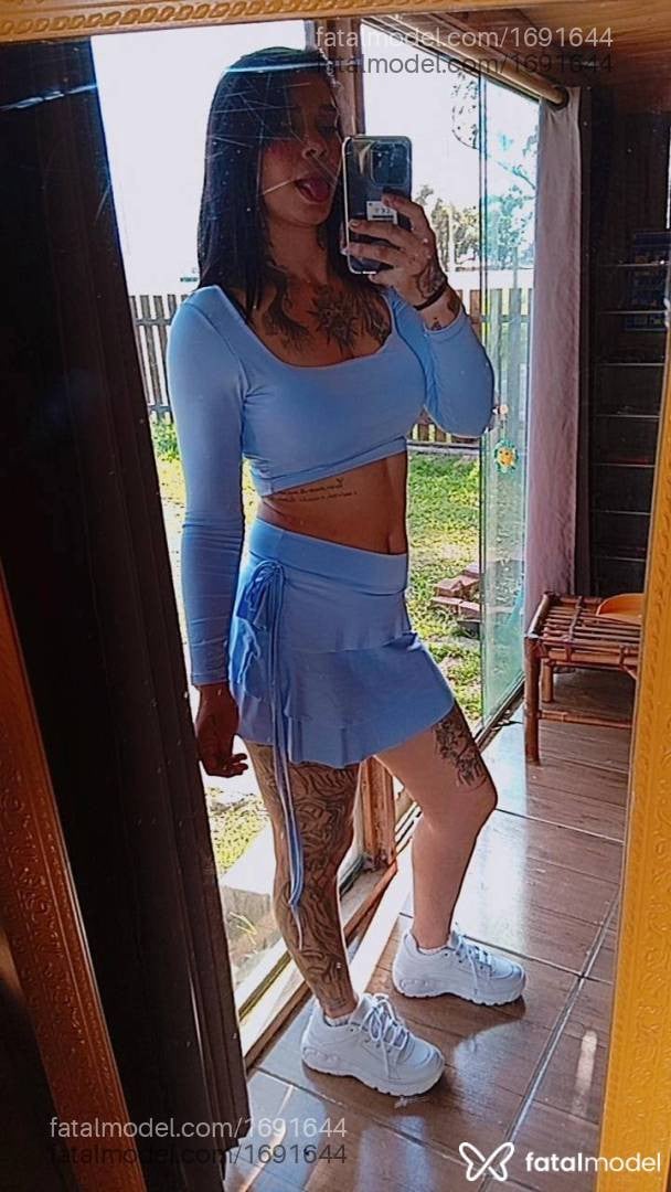Acompanhante mulher morena (o) de olhos pretos - Morena