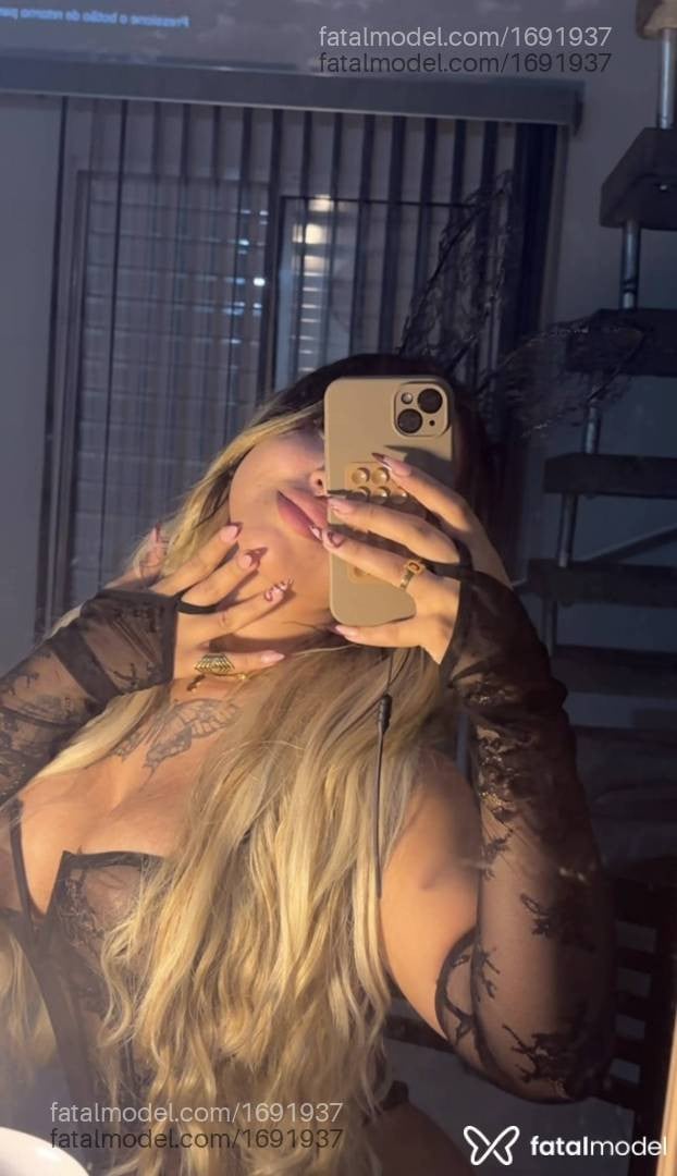 Acompanhante mulher loira (o) de olhos pretos - Isis Ferrari Acompanhante mulher loira (o) de olhos pretos - Isis Ferrari