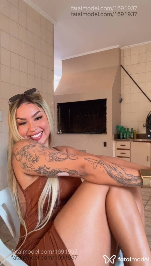 Acompanhante mulher loira (o) de olhos pretos - Isis Ferrari