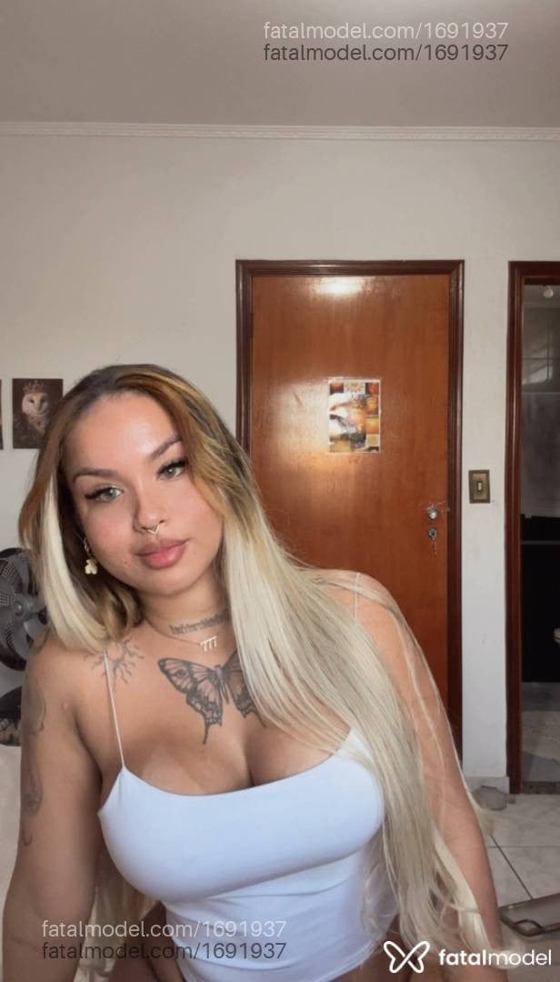 Acompanhante mulher loira (o) de olhos pretos - Isis Ferrari