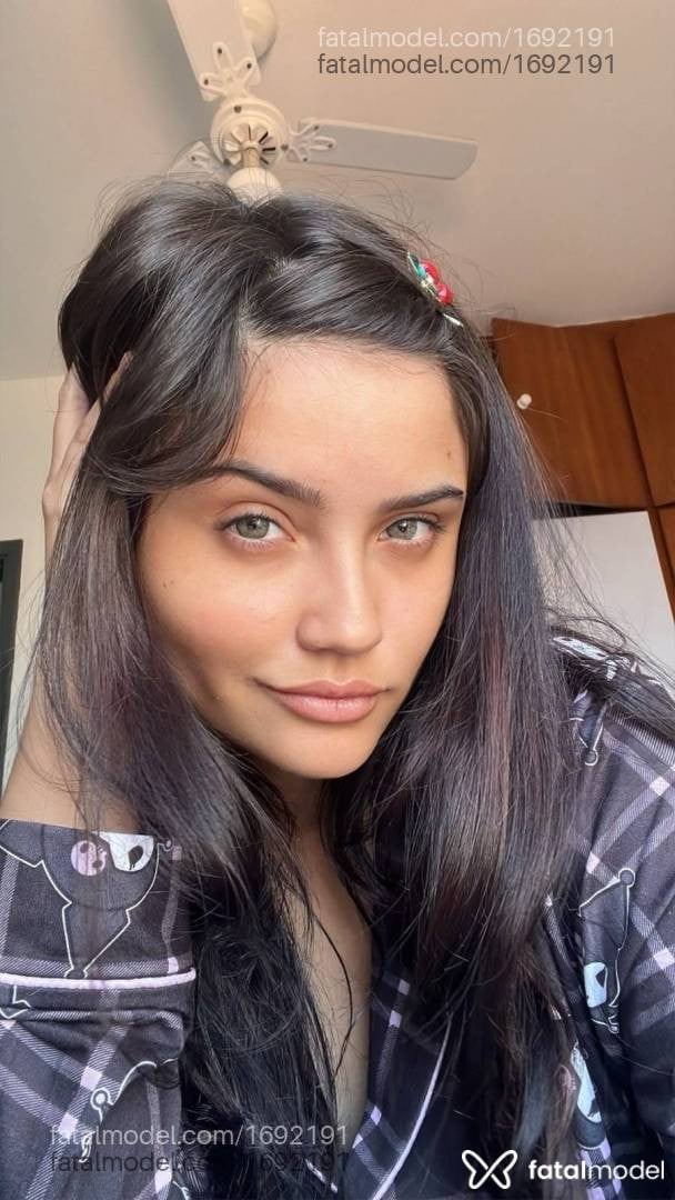 Acompanhante mulher com cabelo castanho de olhos castanhos - Yasmin Bertoline