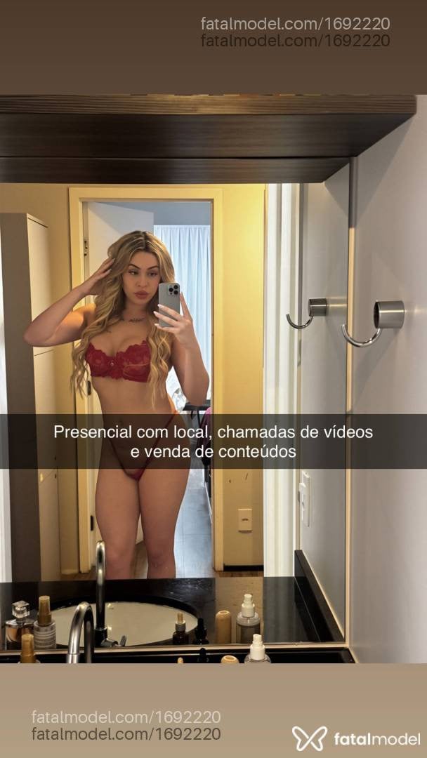Acompanhante mulher trans loira (o) de olhos castanhos - Bia Lopes