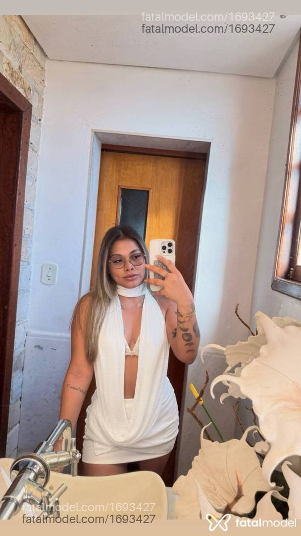 Acompanhante mulher com cabelo castanho de olhos pretos em Belo Horizonte - Iza Guedes