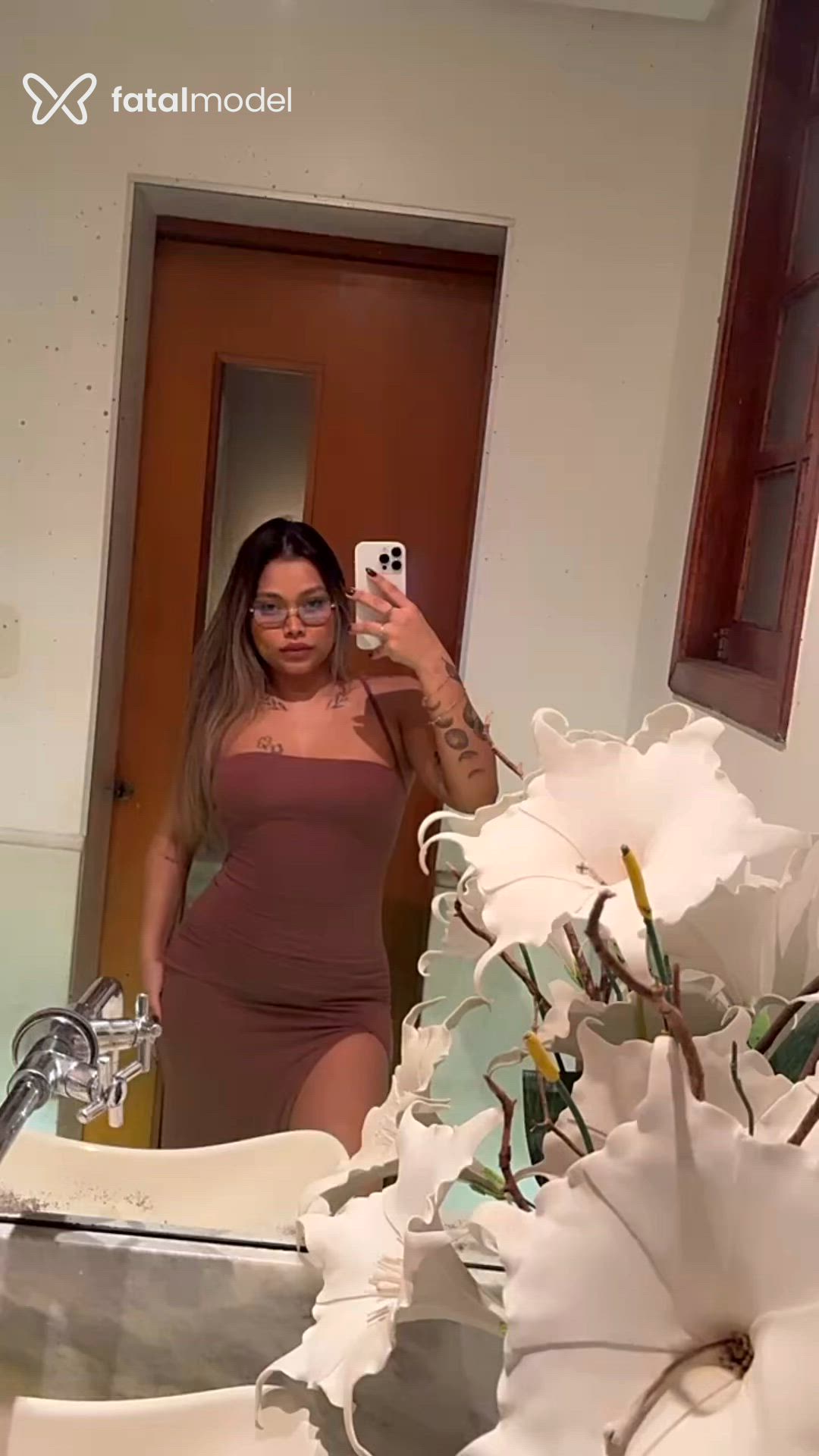 Acompanhante mulher com cabelo castanho de olhos pretos - Iza Guedes