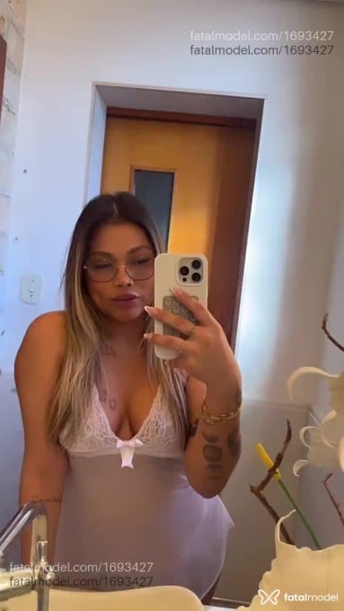 Acompanhante mulher com cabelo castanho de olhos pretos em Belo Horizonte - Iza Guedes