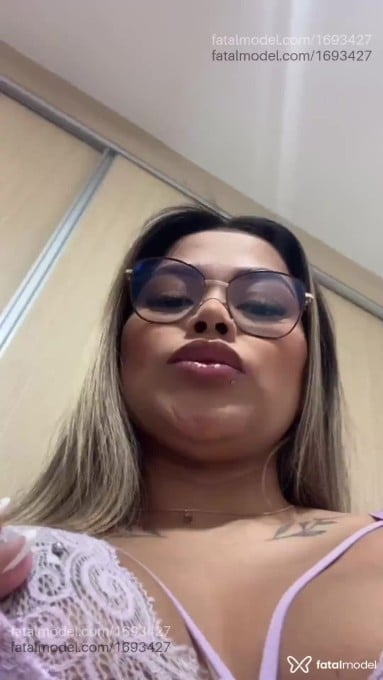 Acompanhante mulher com cabelo castanho de olhos pretos em Belo Horizonte - Iza Guedes
